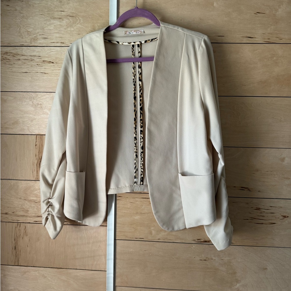 Cropped cream blazer